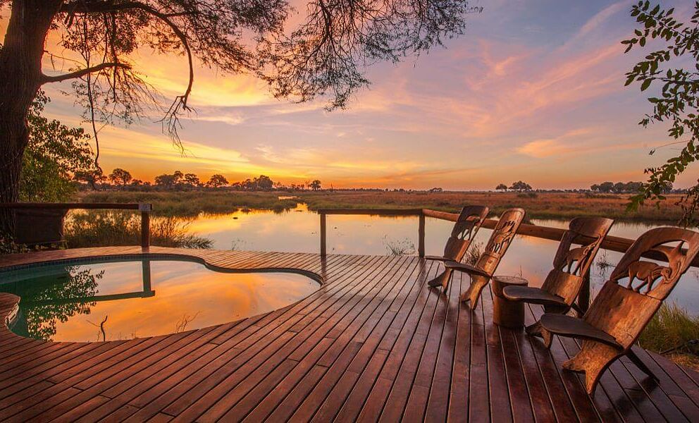Pool mit Blick auf den Kwando Fluss im Kwando Lagoon Camps in Botswana