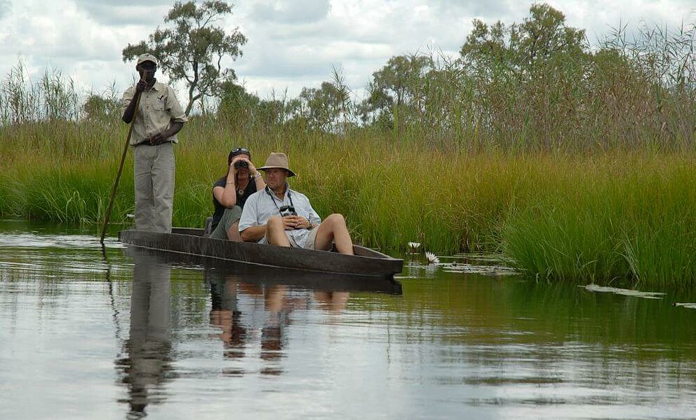 Mokorofahrt auf dem Boro Fluss im Okavango Delta