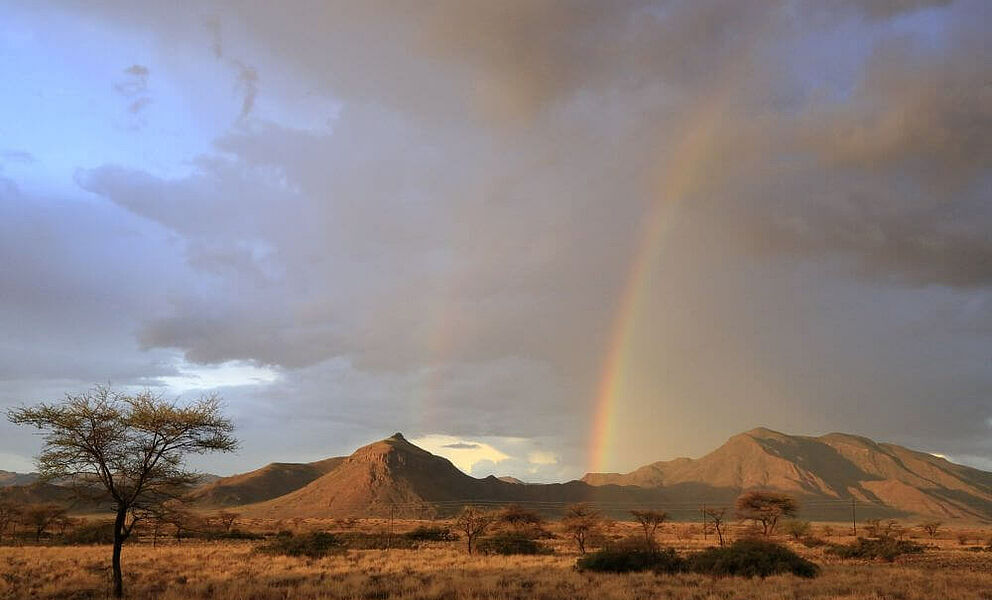 Namib Naukluft Gebirge mit Regenbogen