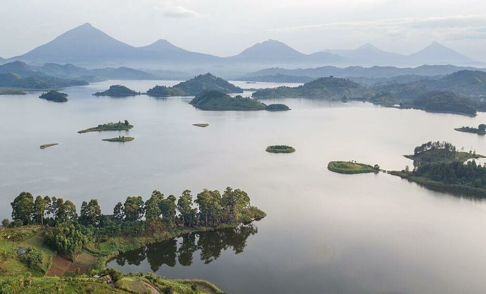 Private Halbinsel im Mutando See hinter dem sich die mystischen Virunga Vulkane Ruandas und die Republik Kongo erheben