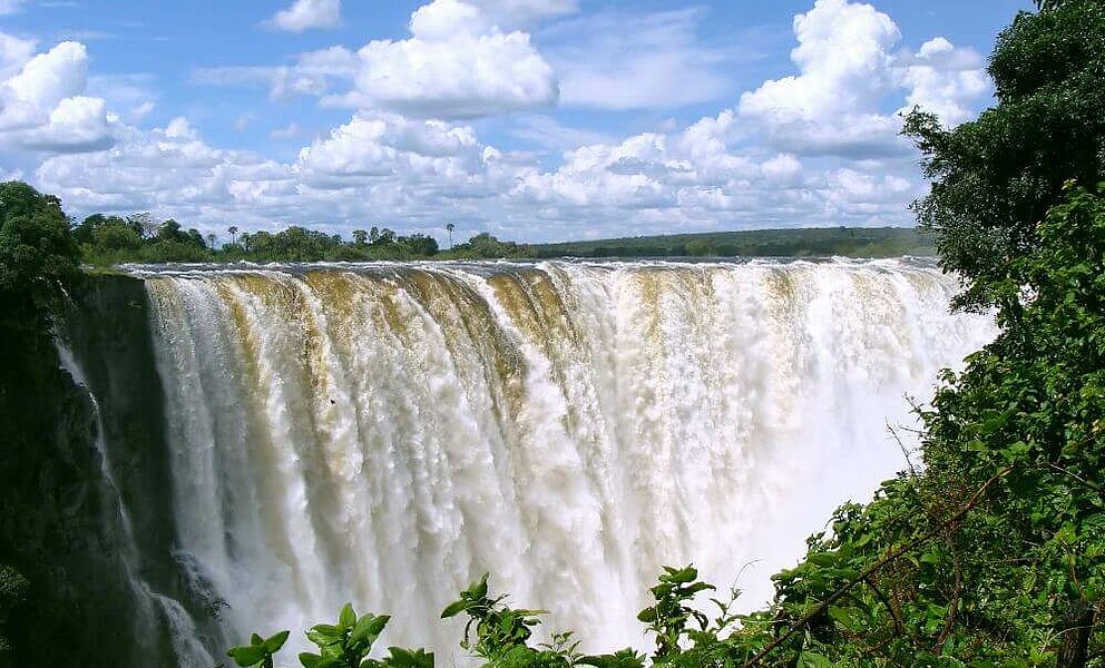 Die Victoriafälle sind ein breiter Wasserfall zwischen den Grenzstädten Victoria Falls in Simbabwe und Livingstone in Sambia.