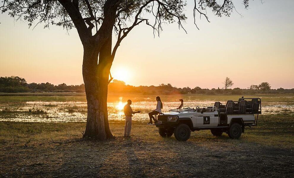 Sundowner im Okavango Delta