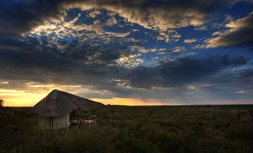 Chalet mit Abendstimmung Tau Pan Camp im Central Kalahari Wildreservat