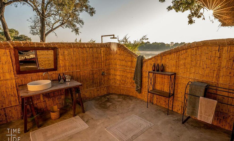 Freiluftbadezimmer im Mchenja Camp