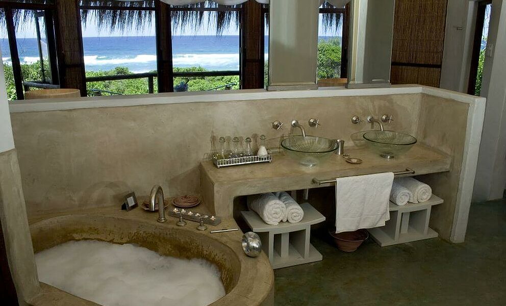 Badezimmer mit Blick auf den indischen Ozean in der Provinz KwaZulu-Natal