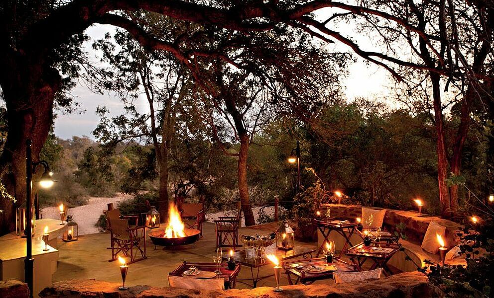 Romantisches Dining im Busch im Kings Camp Timbavati Game Reserve