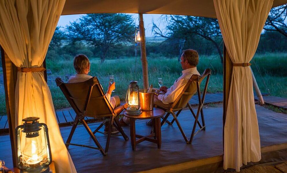 Entspannen nach einem erfolgreichen Tag beim Aufspüren der Big Five in der Serengeti
