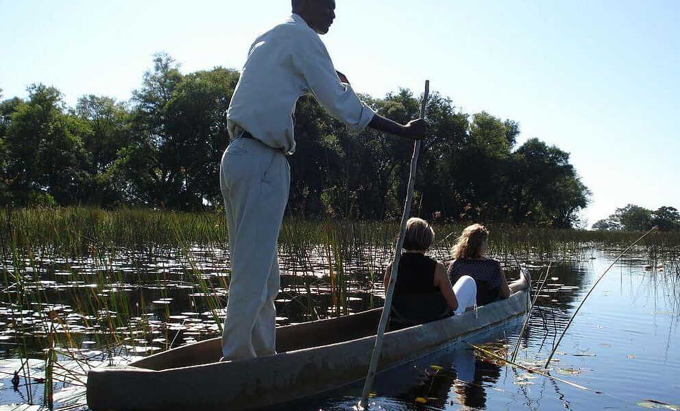 Mokorofahrt auf dem Boro Fluss im Okavango Delta