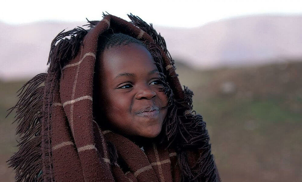 Junge auf dem Weg zur Schule in Lesotho
