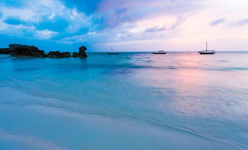 Romantischer Sonnenuntergang am Indischen Ozean auf Sansibar