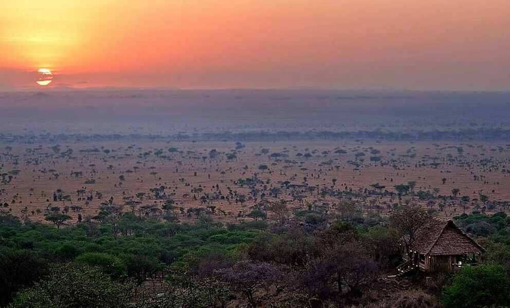 Serengeti Pioneer Camp mit atemberaubenden Blick auf die unendlichen Weiten der afrikanischen Savanne