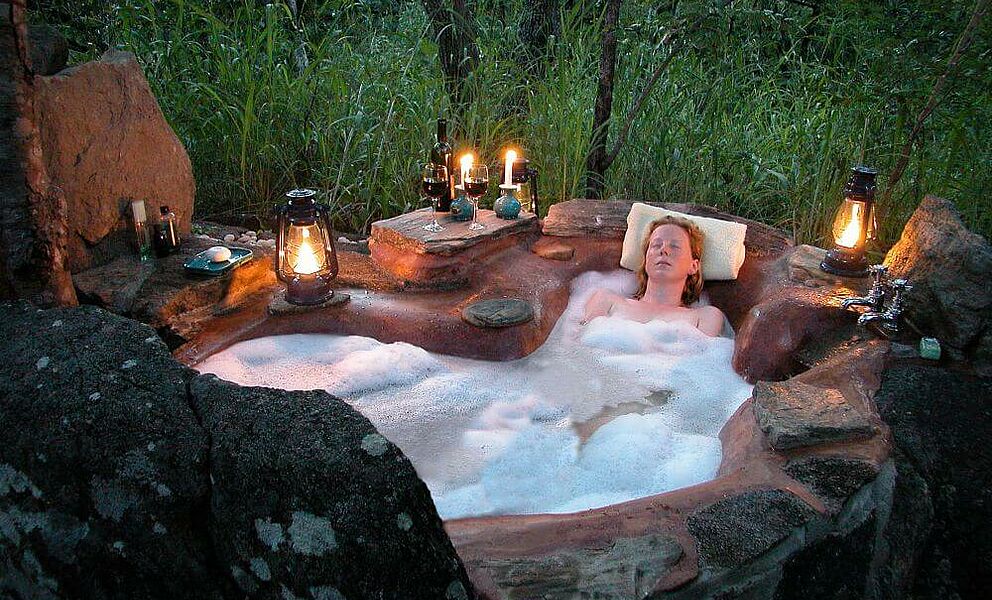 Romantisches Badezimmer in der Nkwichi Lodge