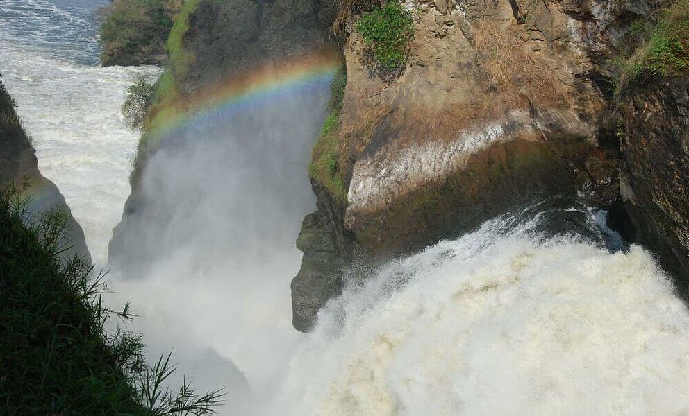 Der Nil stürzt an einer etwa sechs Meter breiten Klippe ganze 43 Meter in die Tiefe