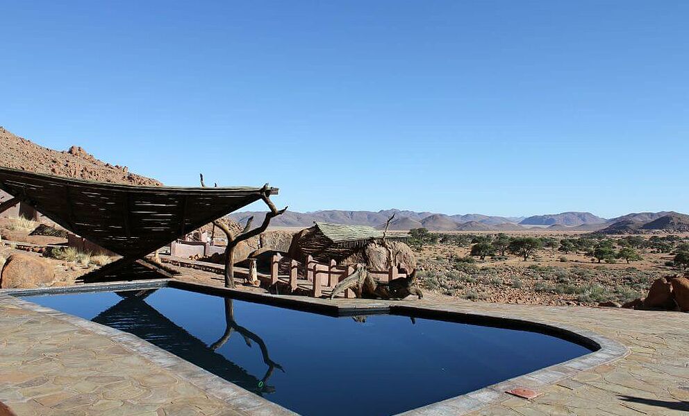 Poollandschaft in der Koiimasis Fest Inn Fels Farm Lodge in Namibia