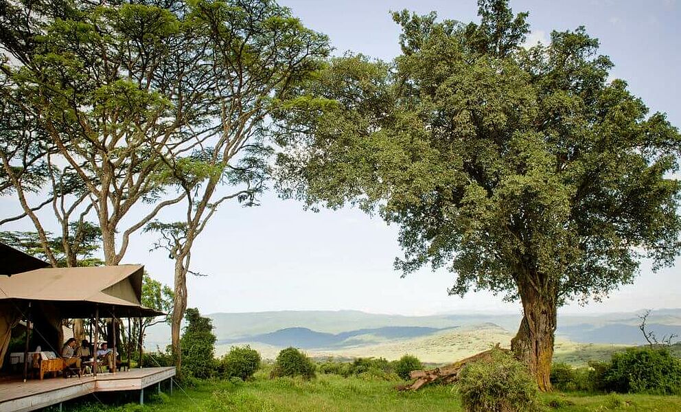 Loungebereich des Entamanu Ngorongoro Camps mit Blick auf den Ngorongoro Krater