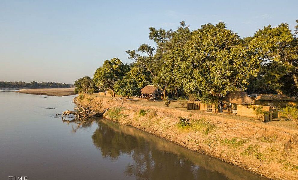 Camp liegt unter mächtigen Ebenholzbäumen am Ufer des Luangwa Flusses