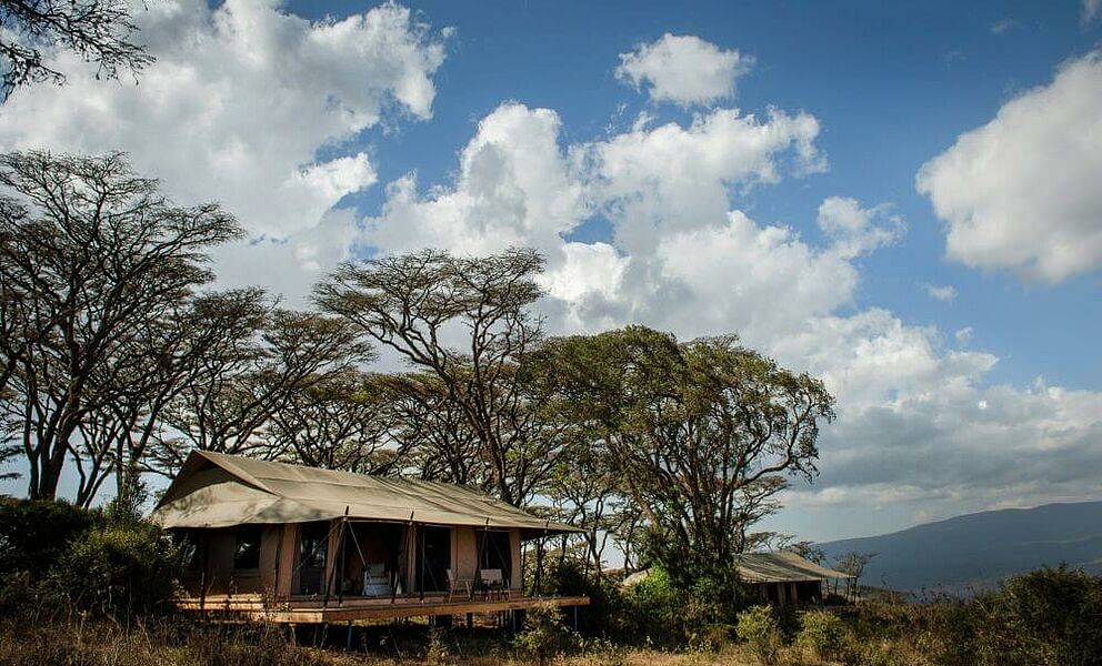 Safarizelt im Entamanu Ngorongoro Camp mit Blick auf den Ngorongoro Krater