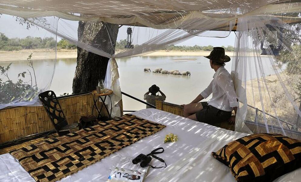 Hochstand am Ufer des Luangwa, der einen guten Blick auf die Stelle bietet, an der Elefantenherden regelmäßig den Fluss überqueren. Wer möchte, kann sich hier oben ein bequemes Bett für die Nacht richten lassen. 