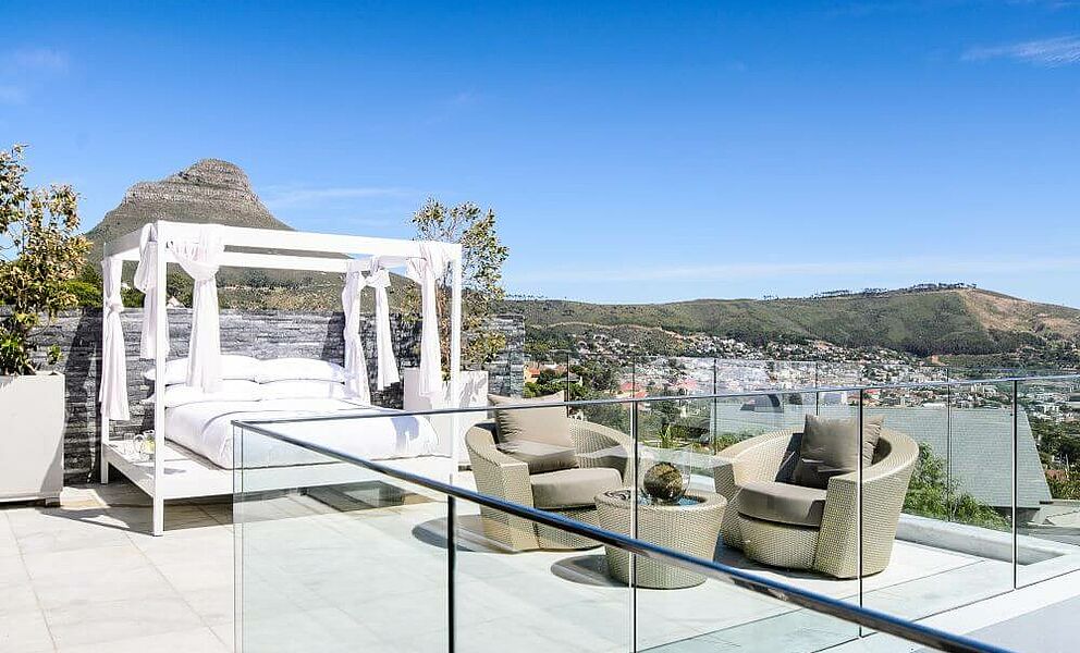 Exklusives Sonnenbett mit Blick auf Kapstadt im Manna Bay Luxus Boutique Hotel