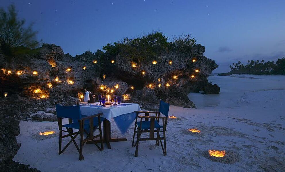 Abendessen am Strand von der Matemwe Lodge