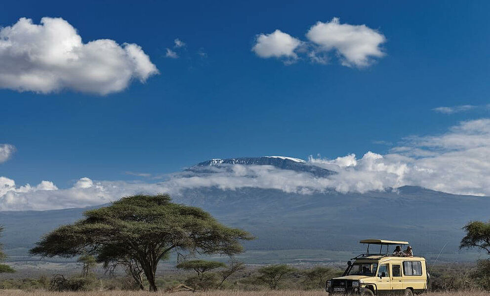 Pirschfahrt im Amboseli Nationalpark mit dem Kilimandscharo im Hintergrund