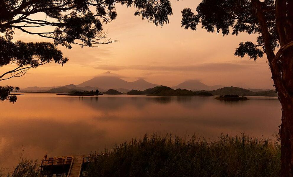 Sonnenuntergang am Lake Mutanda See in Uganda