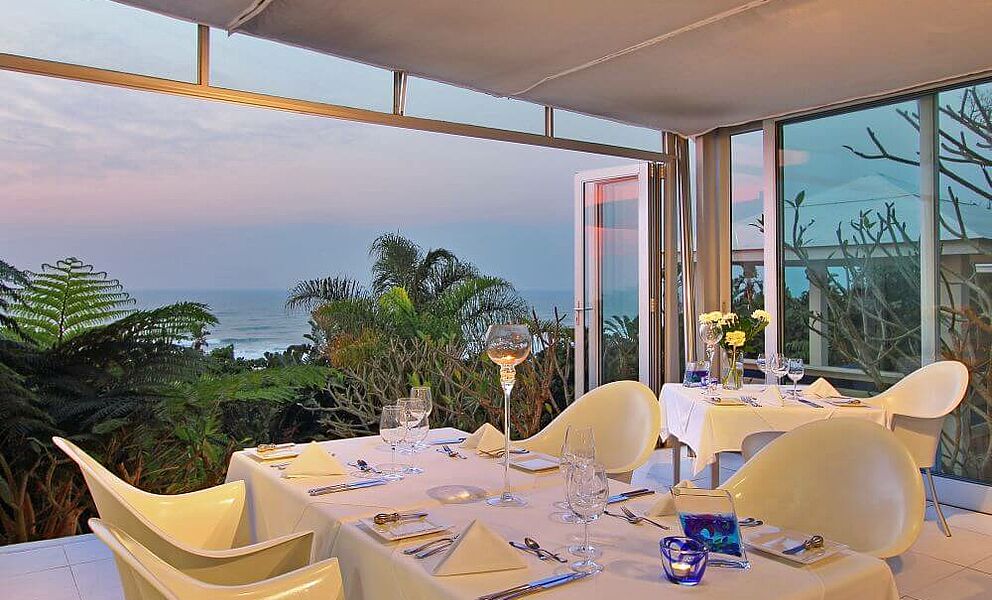 Restaurant im Hotel mit Blick auf den indischen Ozean