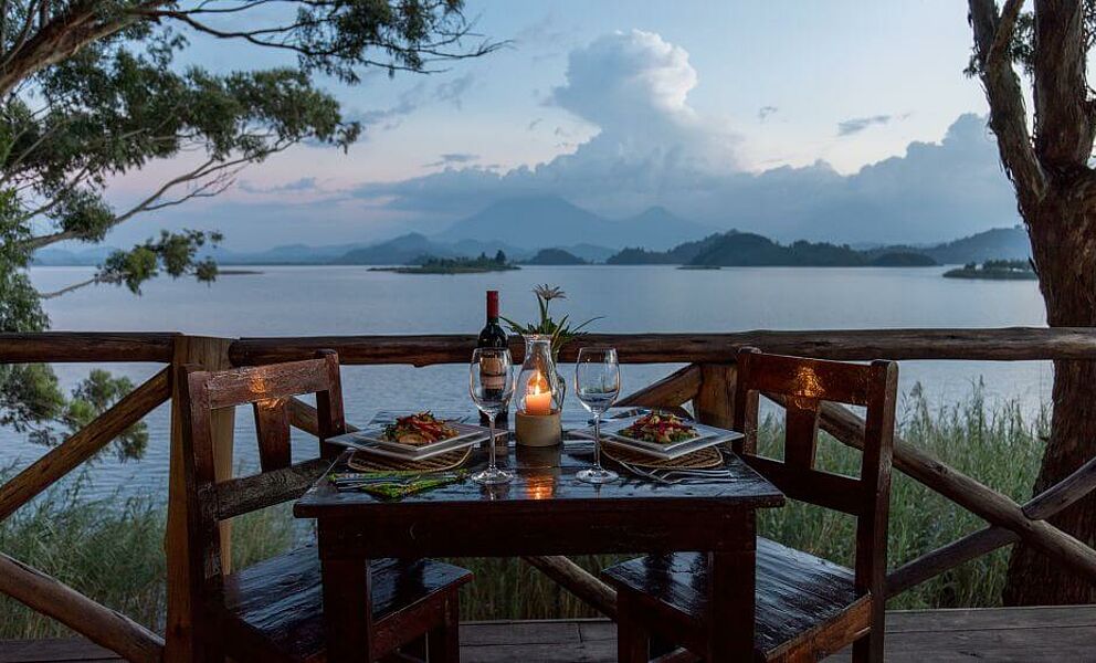 Abendessen bei Kerzenschein mit Blick auf den Lake Mutanda