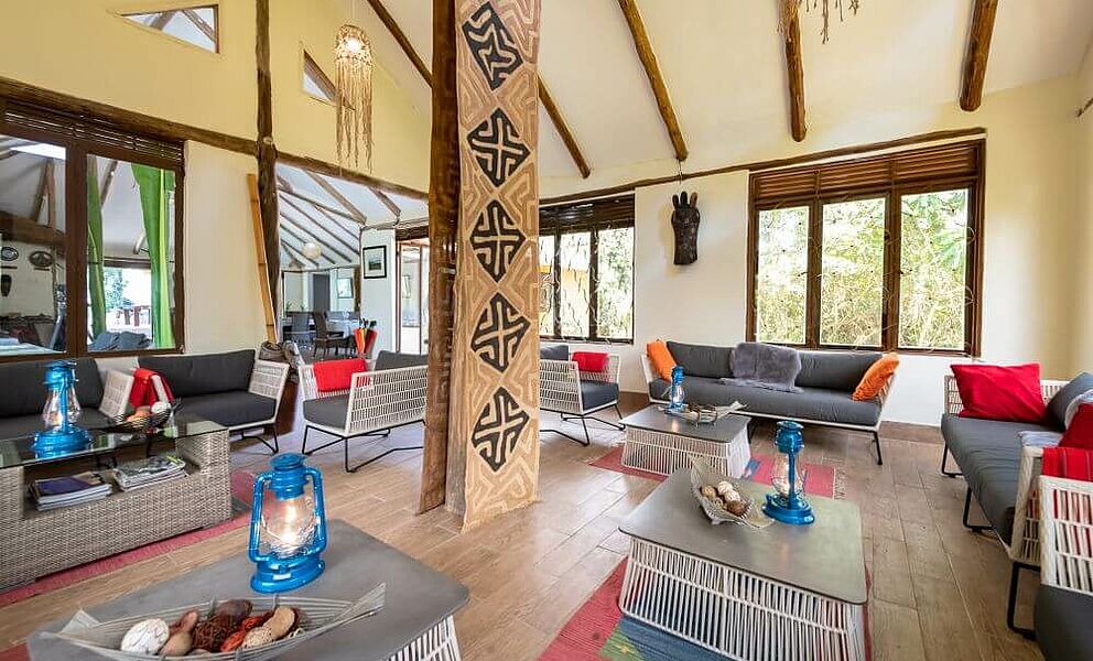 Hauptlodge mit Loungebereich in der Gorilla Safari Lodge beim Bwindi National Park