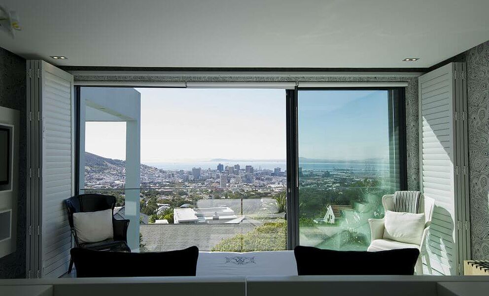 Zimmer mit Blick auf Kapstadt im Manna Bay Luxus Boutique Hotel