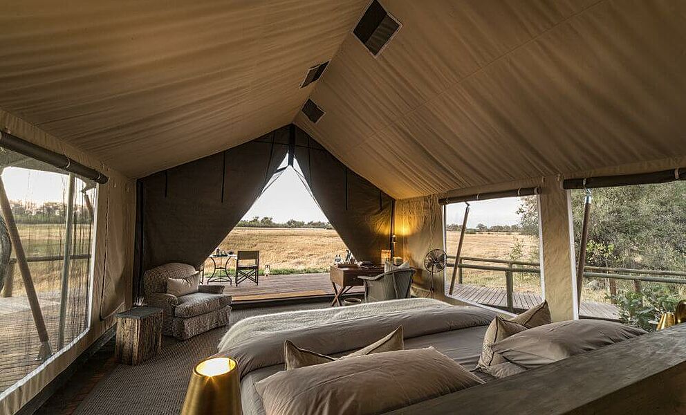 Luxuriöses Zelt mit Blick auf die Schwemmebenen des Okavango Deltas