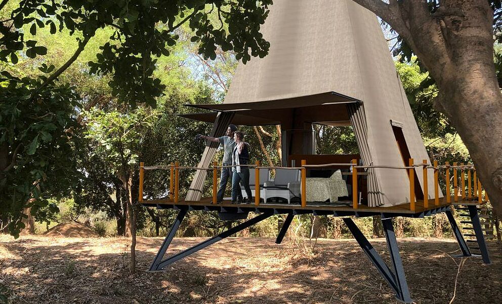 Shawa Camp Luxus-Safari-Zelt erhöht auf einer Plattform mit Blick auf den Luangwa Fluss