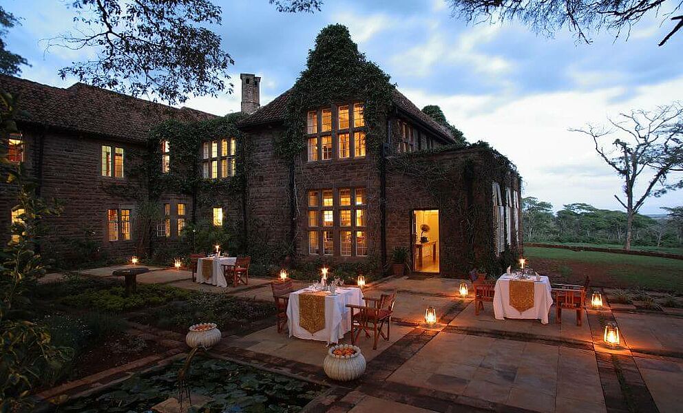 Romantik mit viel Kerzenlicht beim Abendessen im Giraffe Manor