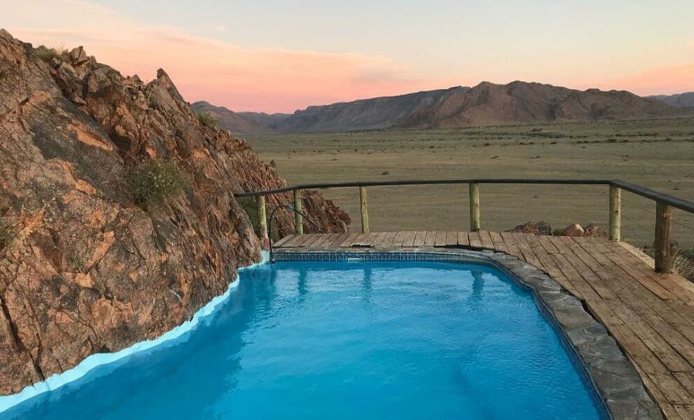 Pool auf dem Berg mit Blick über die Weiten Namibias