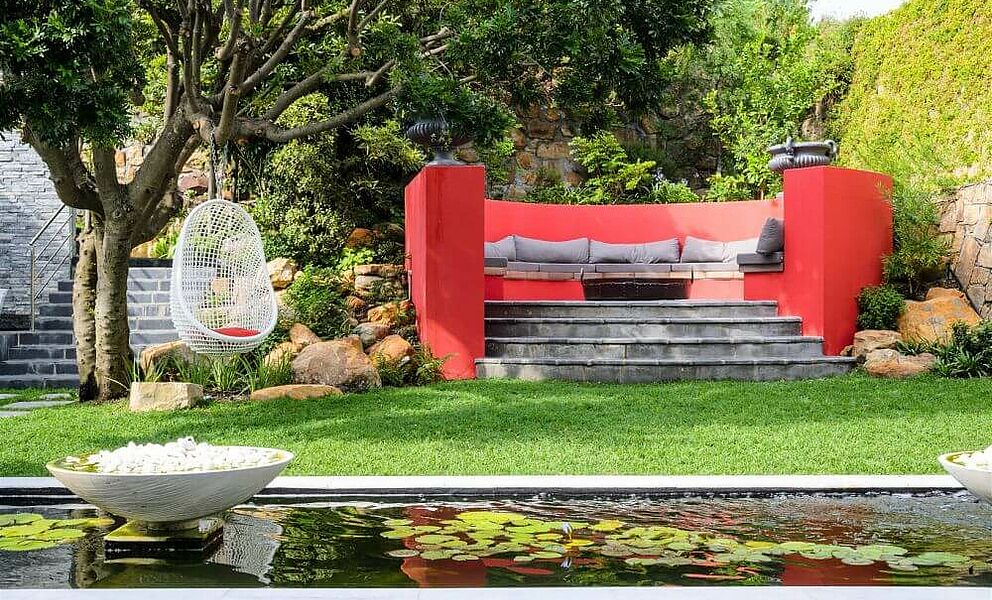 Sitzecke im Garten des Manna Bay Luxus Boutique Hotels in Kapstadt